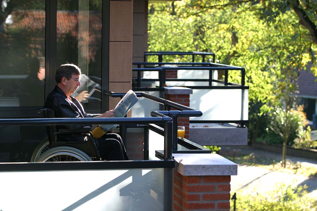 Bewoner De Horst op balkon